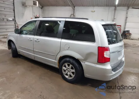 2011 Chrysler Town & Country Touring z USA, uszkodzony, nr VIN 2A4RR5DG2BR704074